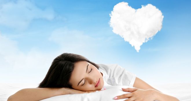 Mujer durmiendo con una nube en forma de corazón